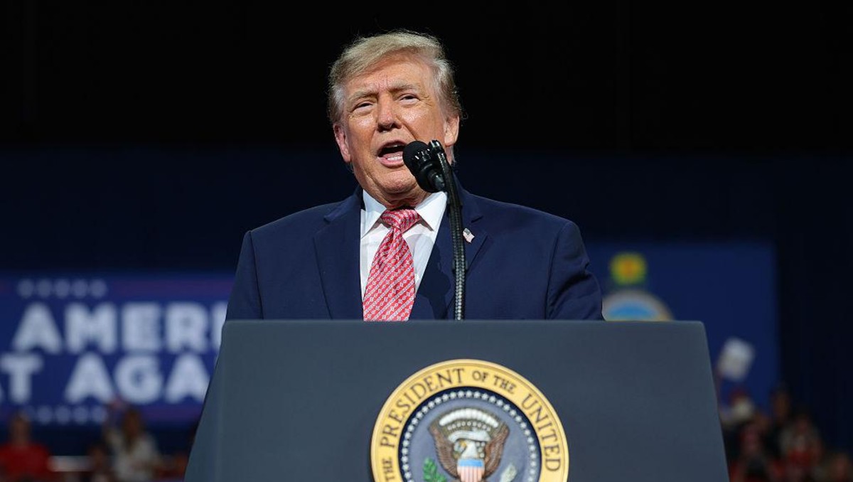 Trump participó en un mitin en Kansas, donde un hombre fue detenido por amenazas. | Foto: AFP