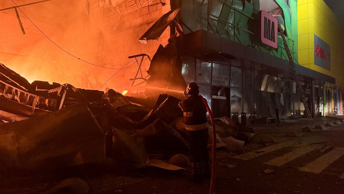 Bomberos trabajan en el lugar de un centro comercial alcanzado por un ataque con misiles rusos | Foto: Reuters