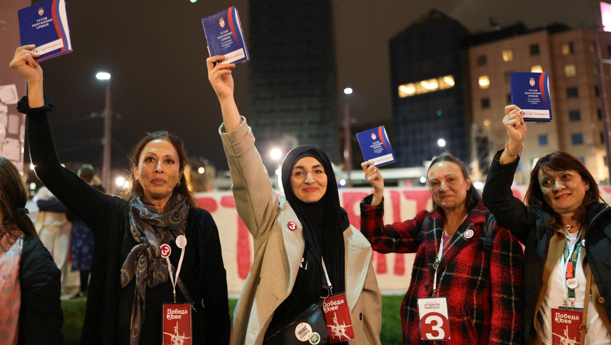 Candidatas al Parlamento de la Lista Estudiantil sostienen copias de la Constitución serbia | Foto: Reuters