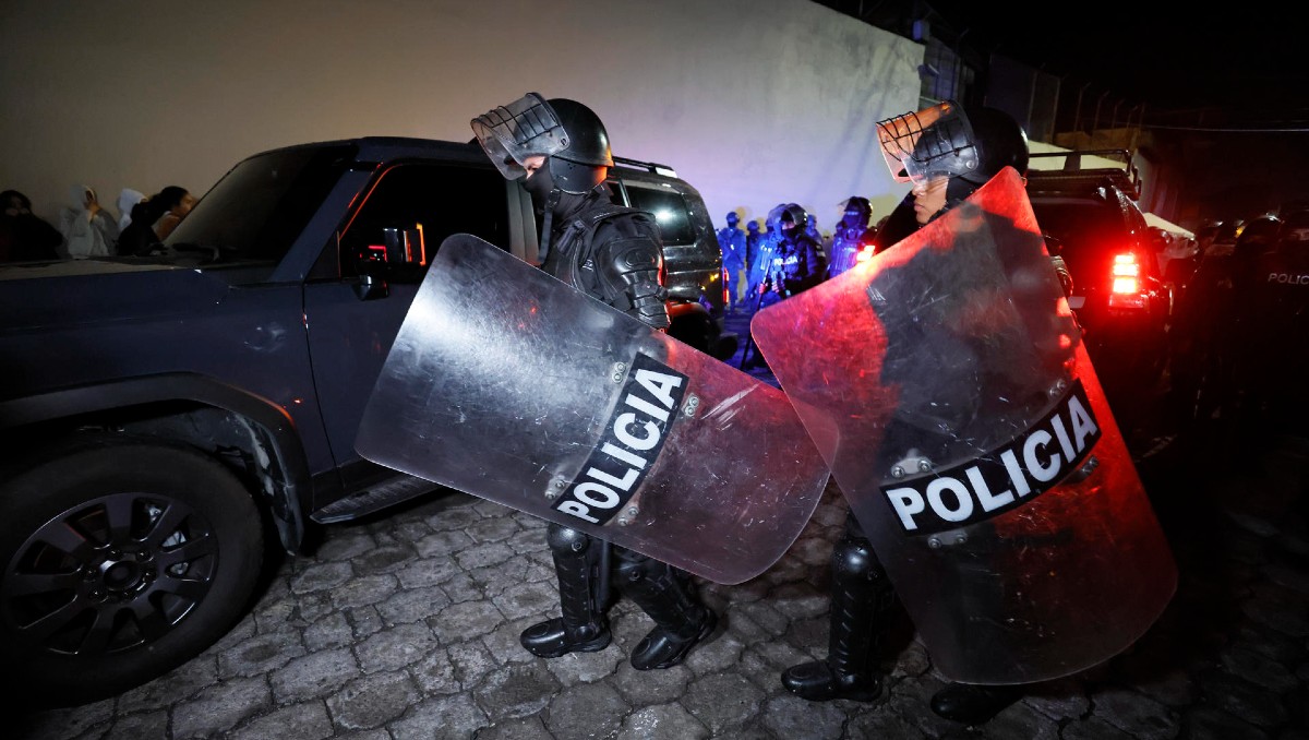 Integrantes de la policía de Ecuador en las afueras de la cárcel El Inca en Quito | Foto: EFE