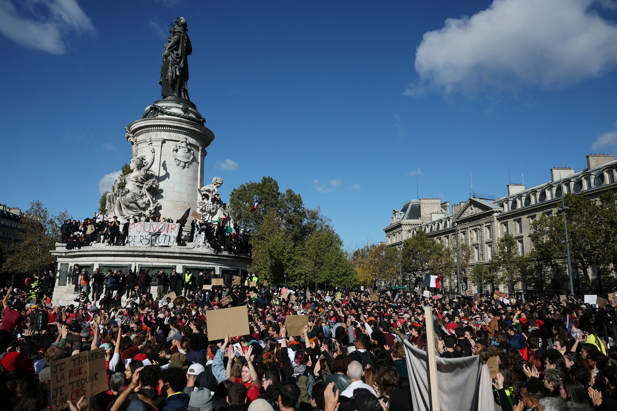Manifestantes se encuentran sobre la estatua de Marianne en la plaza de la República, durante una protesta en París. | Reuters