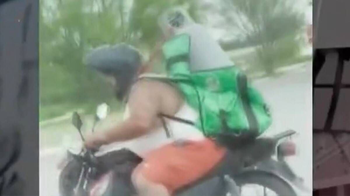 Un motociclista circula por calles de Monterrey, Nuevo León, con un tanque de gas dentro de una mochila de repartidor. | Especial