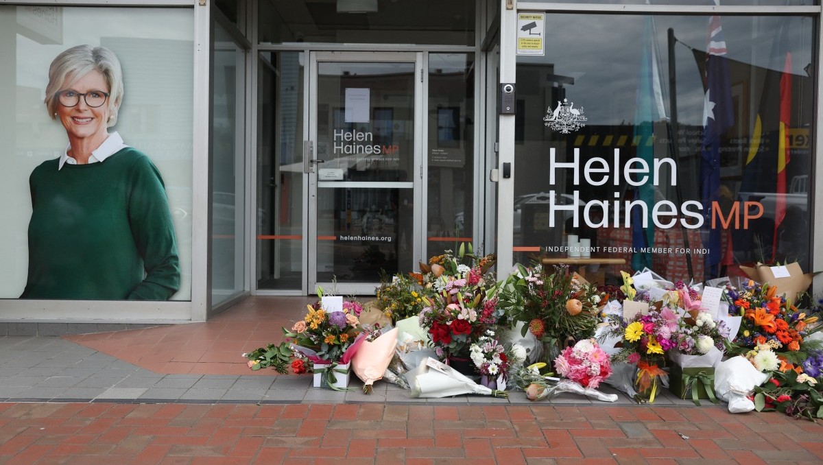 Ofrendas florales fueron colocadas frente a las oficinas de la legisladora australiana Helen Haines. | AFP