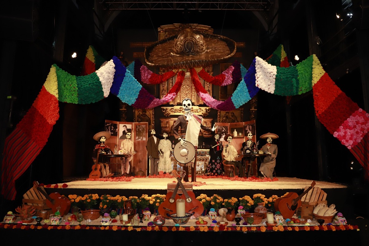 Paloma Jiménez, hija del cantautor, participó en el montaje de la ofrenda. (Foto: Juan Carlos Bautista)