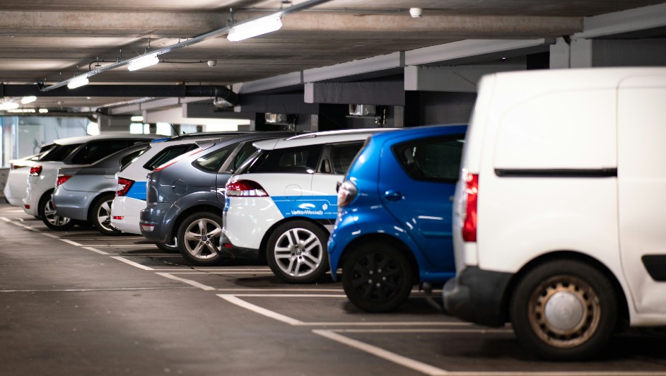 “Como los estacionamientos, en estos años el espacio se ha ido constriñendo en todas las dimensiones...” (Foto: Unsplash)