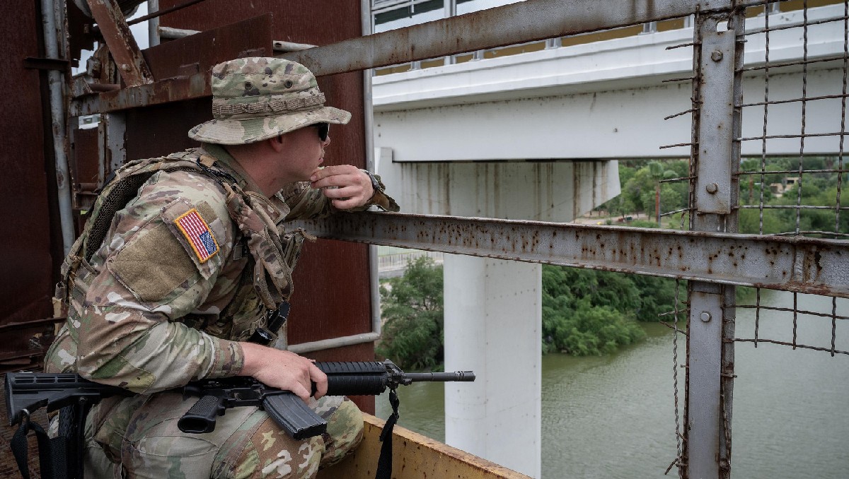 Personal militar estadunidense vigila la frontera con México en Texas. | Foto: AP