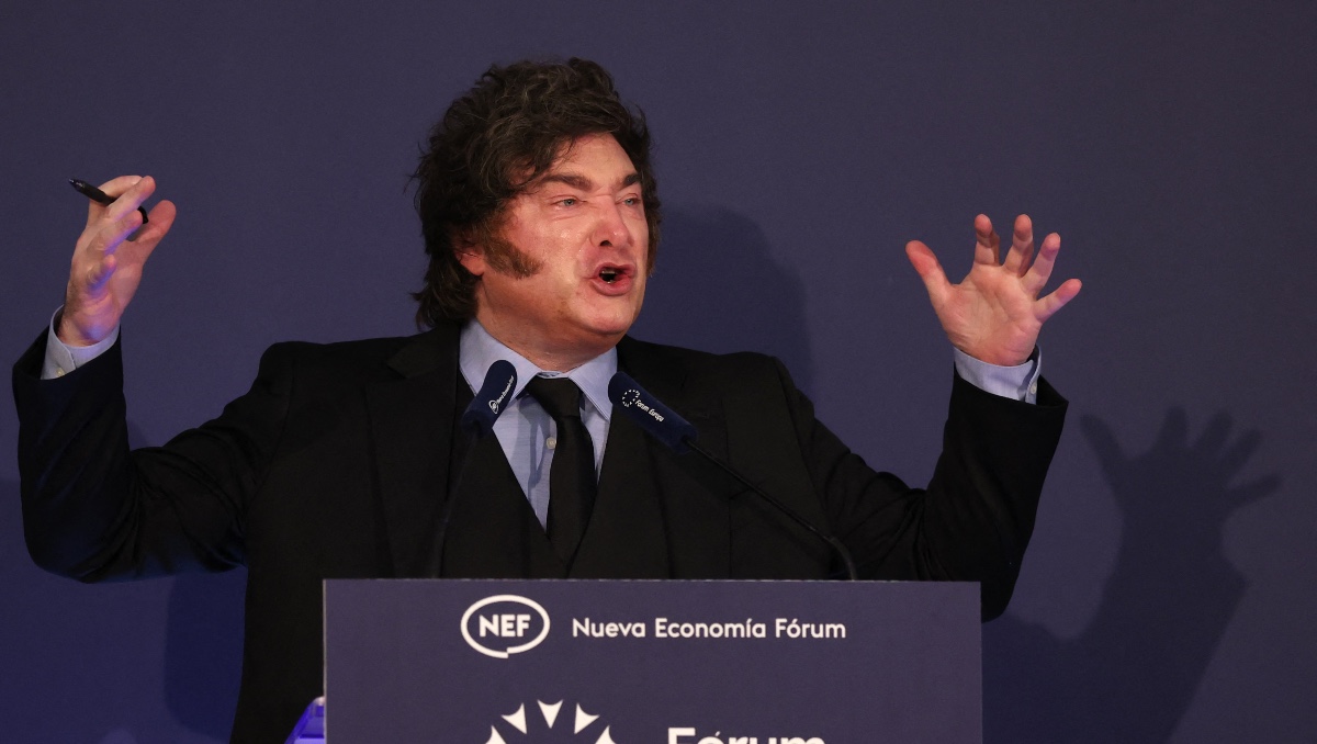 El presidente argentino Javier Milei gesticula mientras habla durante un foro económico en Madrid. | AFP