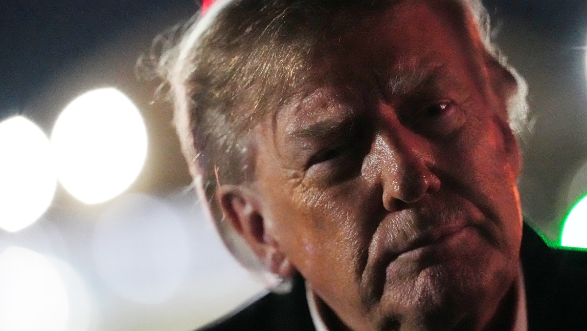 El presidente estadounidense Donald Trump habla con reporteros tras su llegada en el Air Force One, el miércoles 21 de octubre de 2026. | AP