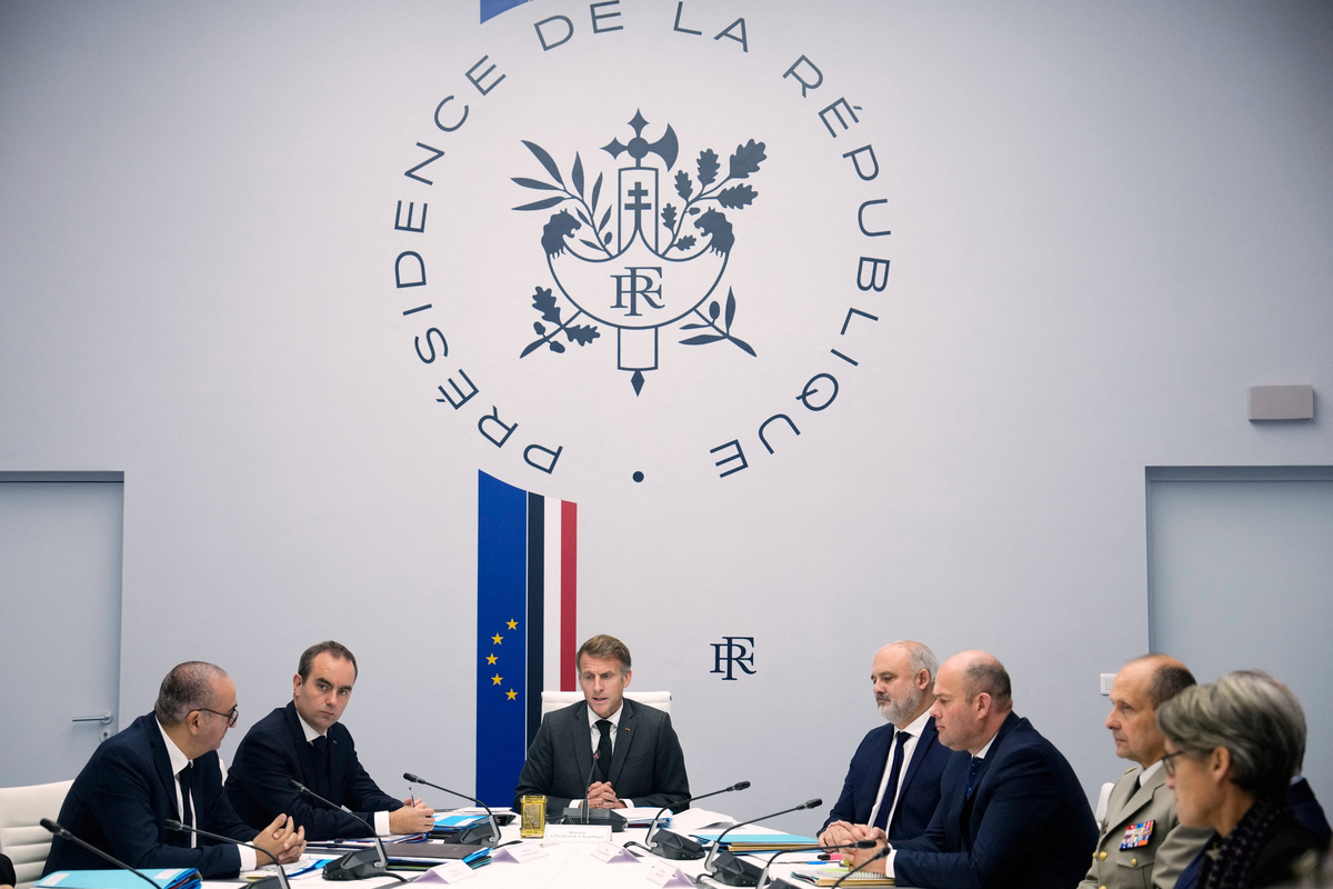 El presidente francés, Emmanuel Macron, asiste a un consejo de seguridad junto al ministro del Interior, Laurent Nuñez. | Reuters