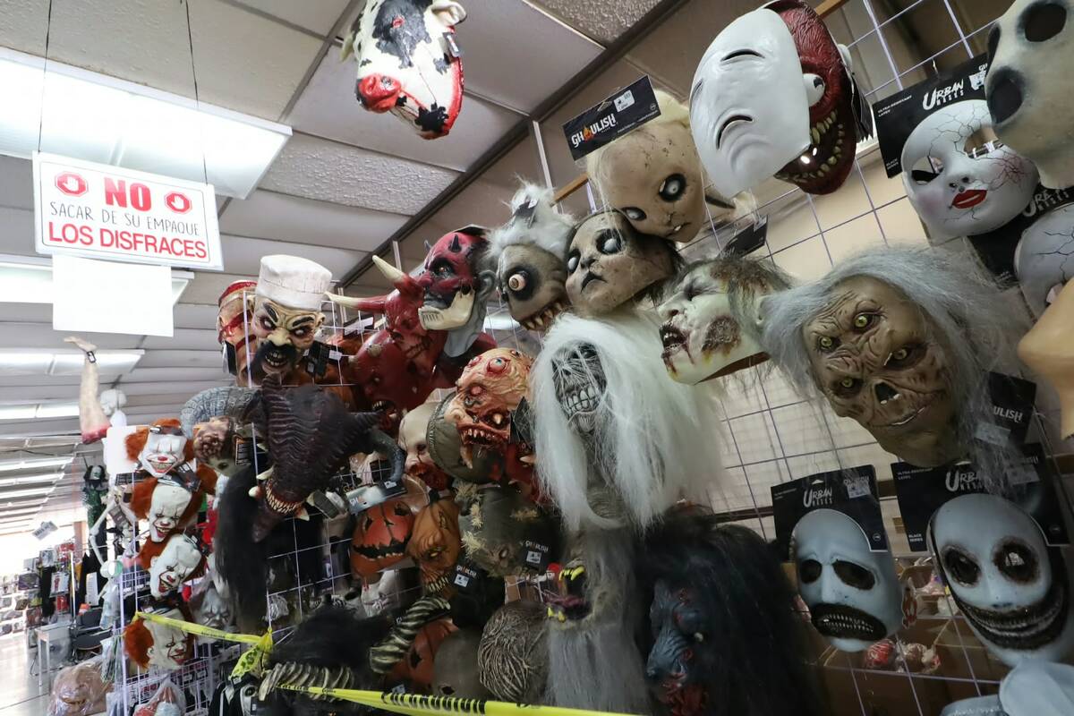 Aumentan ventas de disfraces en Torreón de disfraces  de Halloween. (Verónica Rivera)