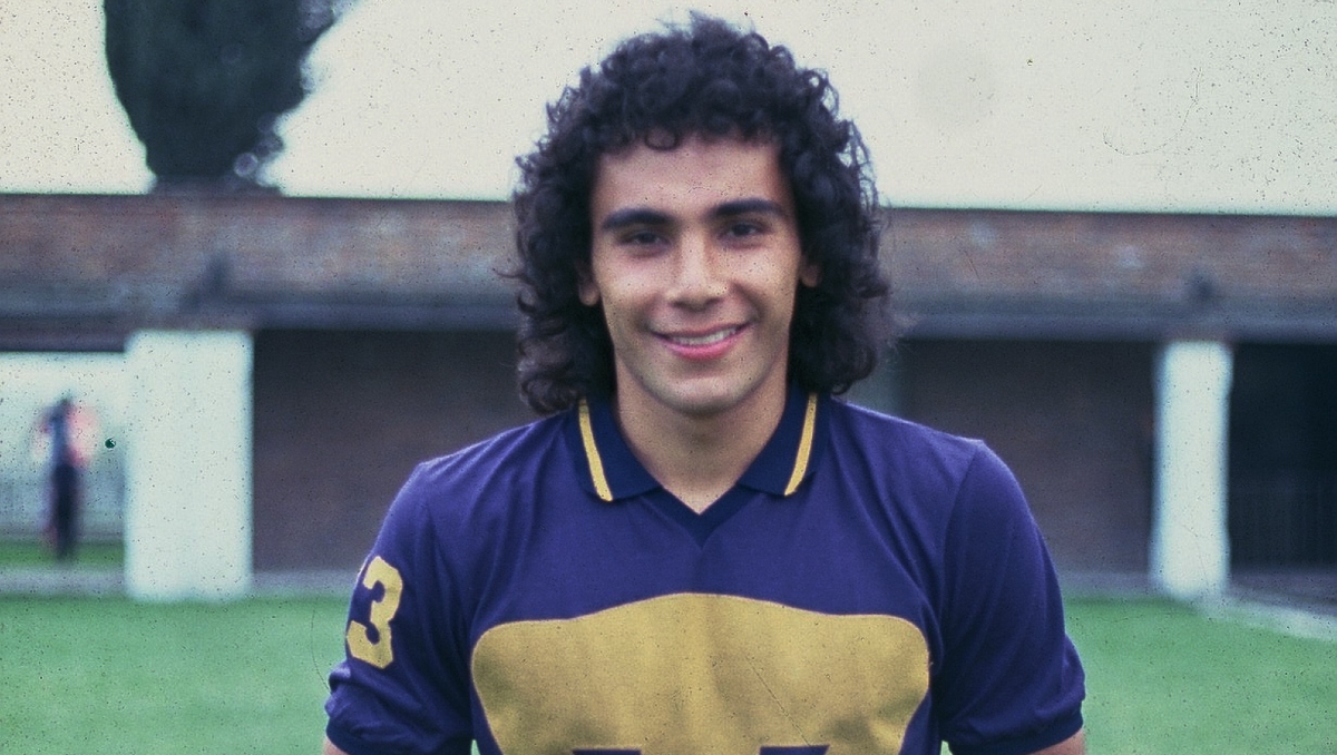 Hugo Sánchez entró a la cantera de Pumas con 11 años, inspirado por sus hermanos Héctor y Horario, pero sus papás no lo dejaban ir solo a entrenar.