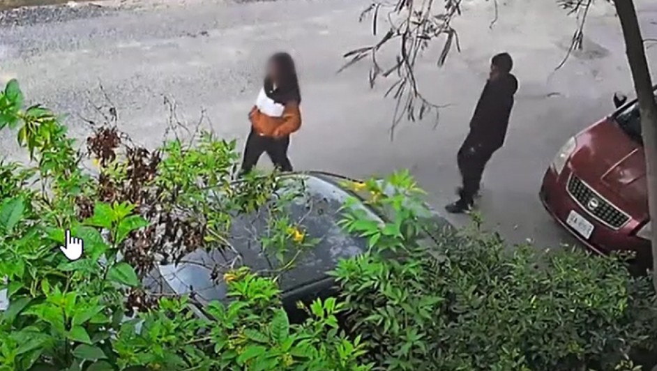 Joven es agredida por la espalda y la intentan secuestrar en un auto en Escobedo, Nuevo León | VIDEO