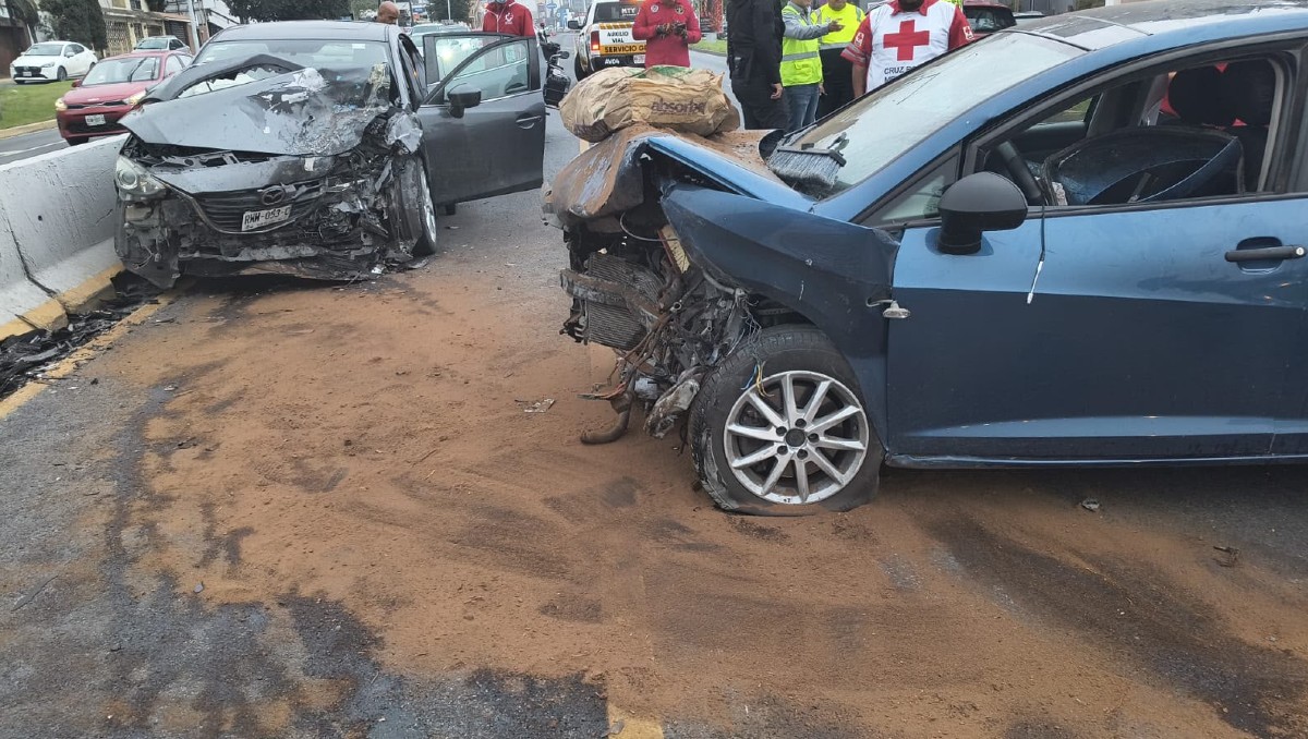 Joven conductor dormita al volante e impacta con coche en avenida Paseo de los Leones en Monterrey