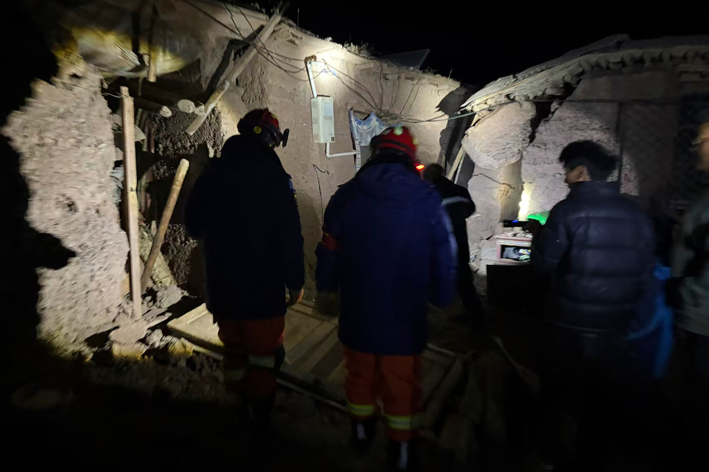 Rescatistas buscan supervivientes tras el terremoto en Tíbet, China | Foto: AP