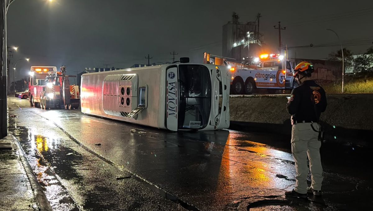 La volcadura de un camión de transporte de personal dejó a tres personas con lesiones leves | Foto: Miranda Arias