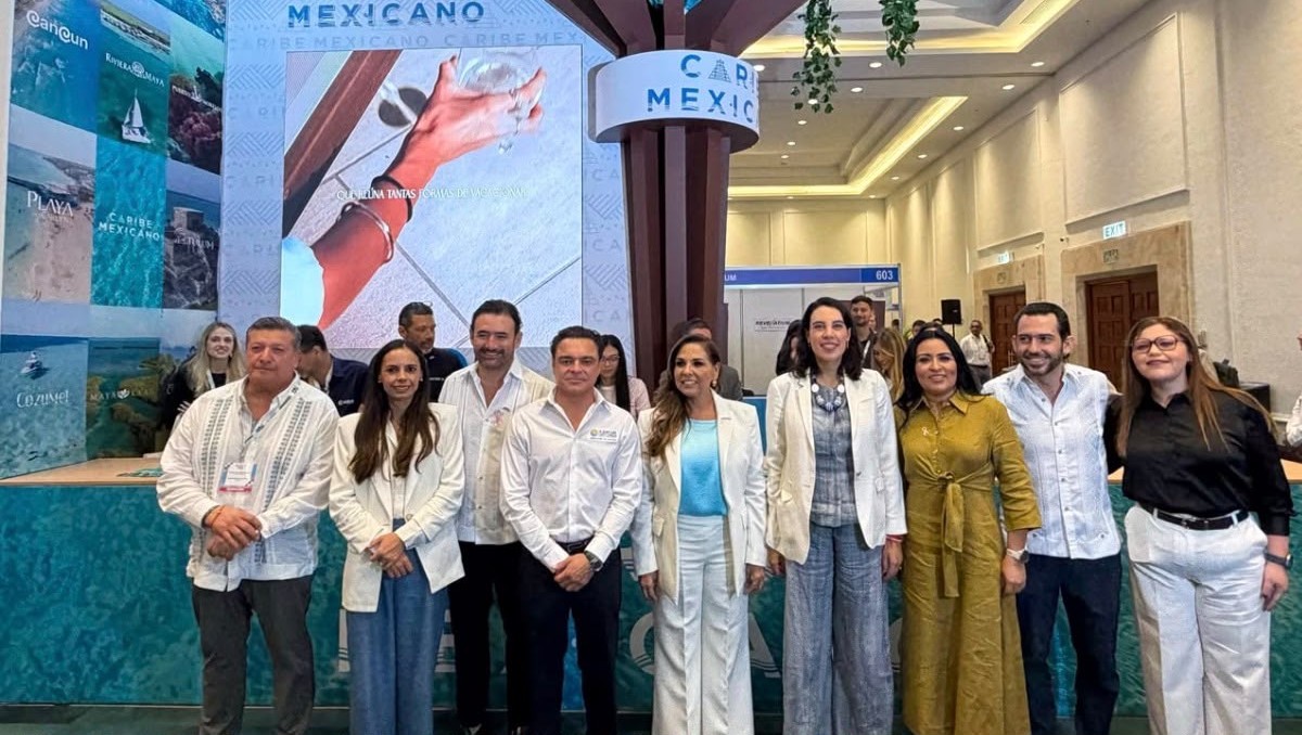 Autoridades federales y estatales durante la apertura del encuentro de negocios turísticos en Quintana Roo | Foto: Especial