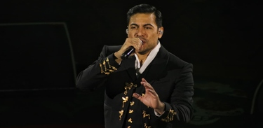 El show arrancó con una serie de sus canciones clásicas, incluyendo temas como “Que lo nuestro se quede nuestro”, la cual puso a cantar a todos los asistentes.