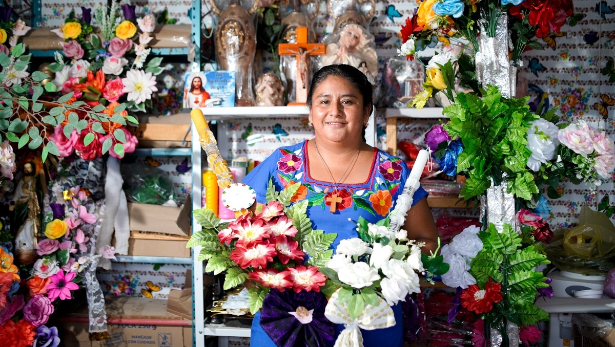 Ceras adornadas iluminan altares de Día de Muertos en Chilac, Puebla | EsImagen