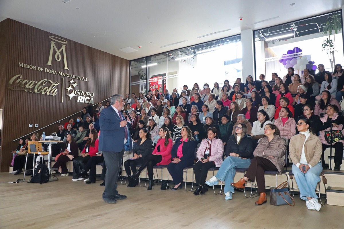 Conferencia “Moscas, Abejas y Monstruos, Redefiniendo el Cáncer de Mama”. (Eloy Martínez)