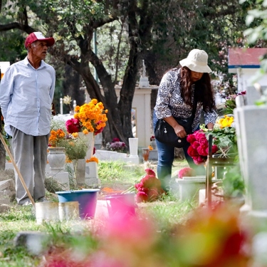 Visitas a panteones ponen en riesgo a niños y adultos mayores sin medidas de precaución.