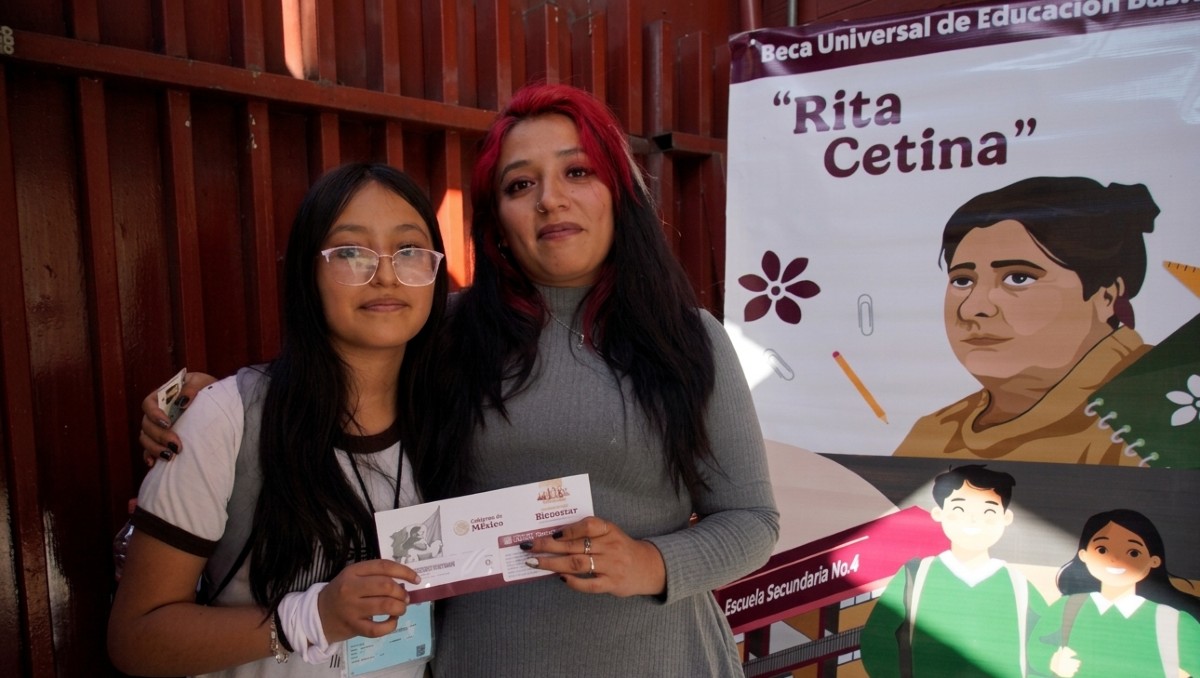 Una estudiante recibiendo su tarjeta Beca Rita Cetina. | FOTO: Gobierno de México