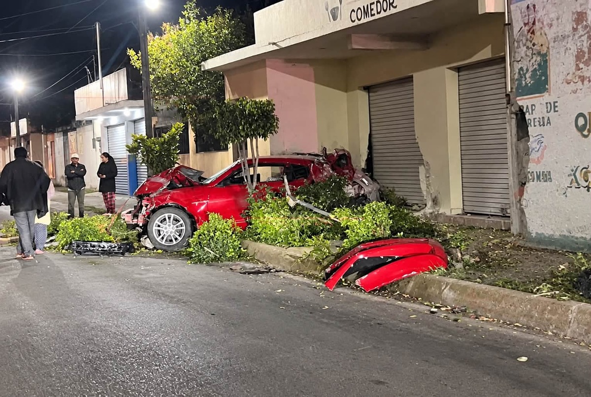Jovenes que viajaban en una motocicleta cuando fueron arrolladas por un automóvil. (Especial)