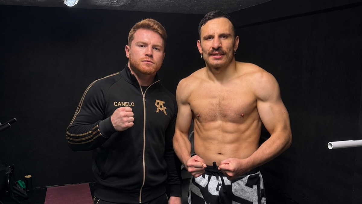 Omar Chávez levanta la mano para pelear contra 'Canelo' Álvarez en el Estadio Banorte (Instagram @omarchavezzbu)