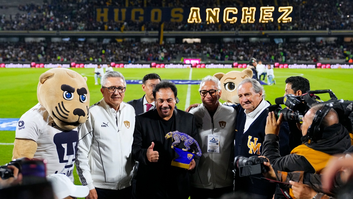 Ciudad Universitaria celebró los 50 años del debut de Hugo Sánchez con un emotivo homenaje previo al Pumas vs Tigres.