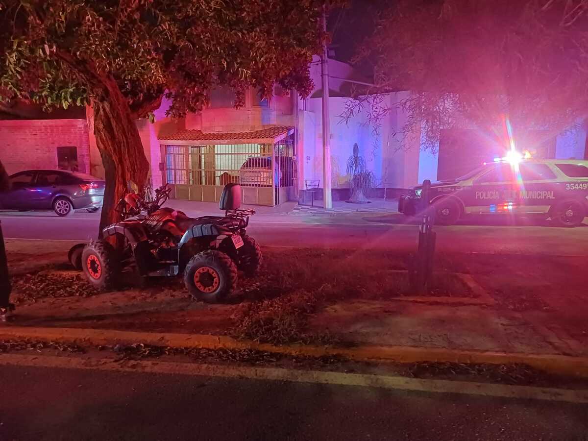 Chocan cuatrimoto contra árbol en Torreón; joven requirió cirugía.| Policía MILENIO.