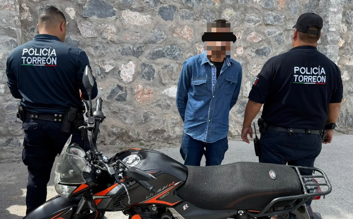 Hombre ubica su propia motocicleta robada en Torreón. | Foto: DSPM