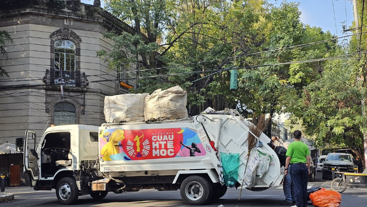 "Limpia Cuauhtémoc" realiza mantenimiento en la colonia Roma Norte.| Foto:Especial