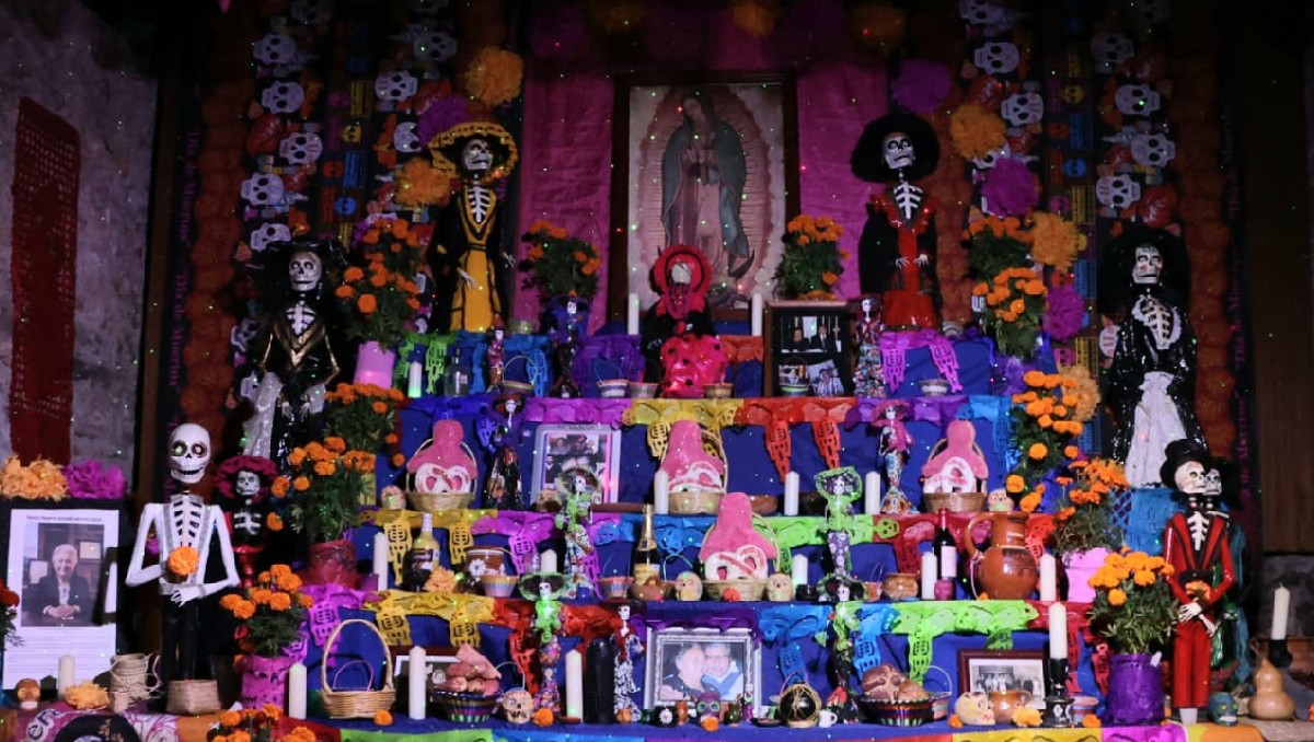 SNTE 51 rinde homenaje a maestras con las ofrendas en Casa del Maestro Poblano | Especial