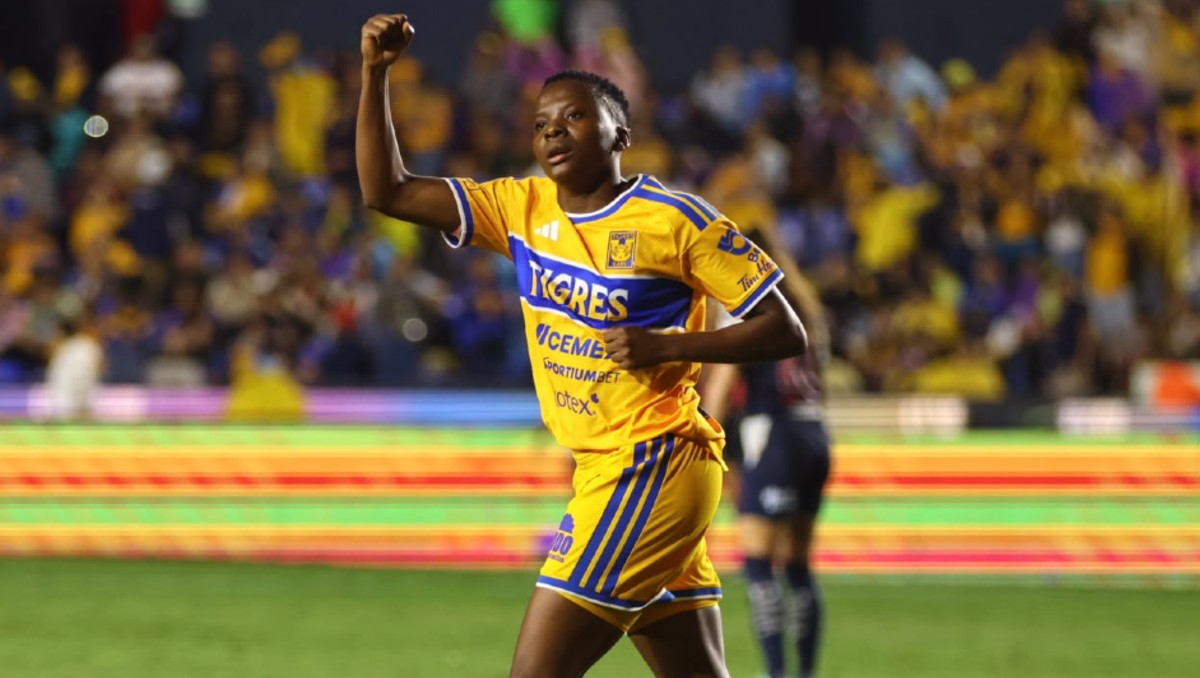 Thembi firmó doblete para rescatar el empate de Tigres ante Rayadas (Roberto Alanís)