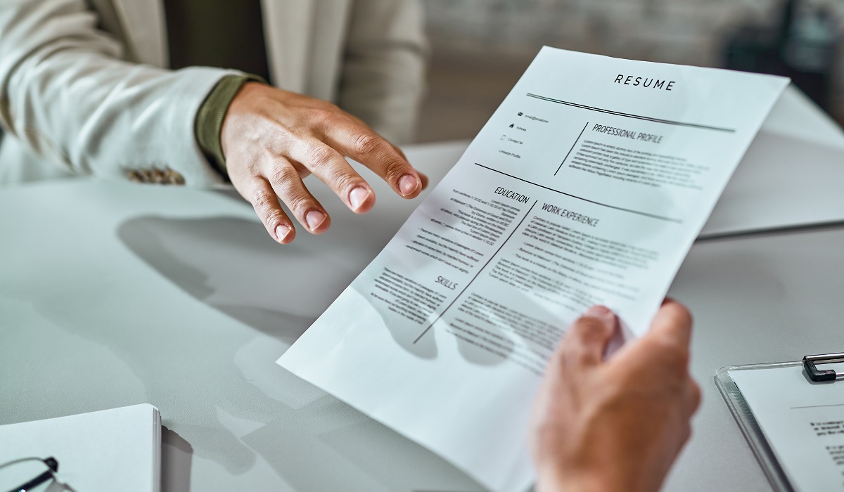 El uso de aplicaciones y sitios web para la creación y mejora del CV pueden ayudar a encontrar una buena oportunidad laboral. (fotografía de Magnific)