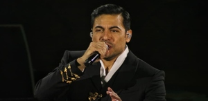 El show arrancó con una serie de sus canciones clásicas, incluyendo temas como “Que lo nuestro se quede nuestro”, la cual puso a cantar a todos los asistentes.