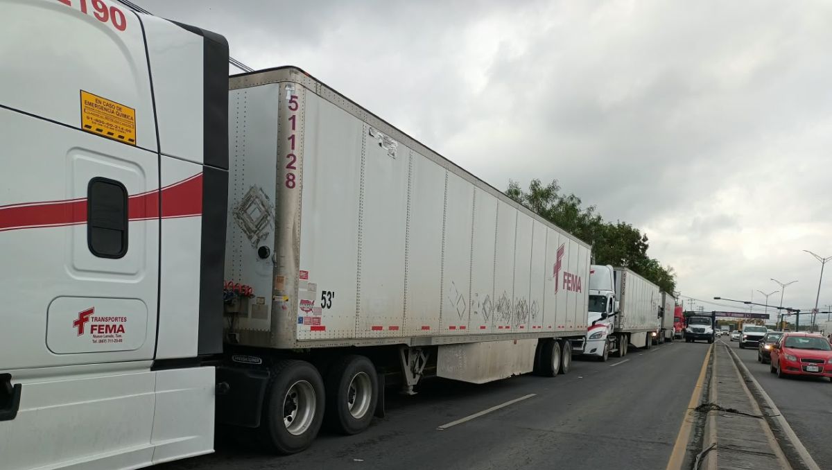 Cerca de una decena de choferes arribaron desde temprana hora al kilómetro 14 de la carretera a Laredo | Lolita Lastra