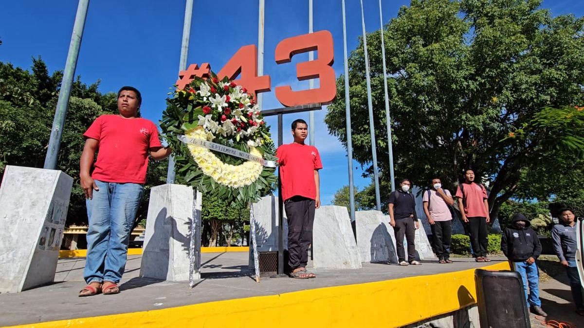 Estudiantes de la Normal Rural de Ayotzinapa y colectivos de búsqueda encabezaron un mitin en Chilpancingo. | Especial