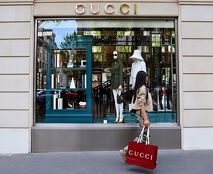 Luca De Meo trabaja para fusionar las operaciones de las marcas de lujo de Kering.
