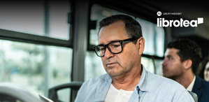 Hombre leyendo libro