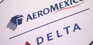 Logos de AeroMéxico y Delta Airlines en evento de lanzamiento de la nueva alianza entre ambas aerolíneas.