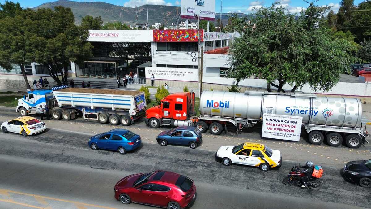 Paro de transportistas frente a las oficinas de la SICT en Hidalgo. (Jorge Sánchez)