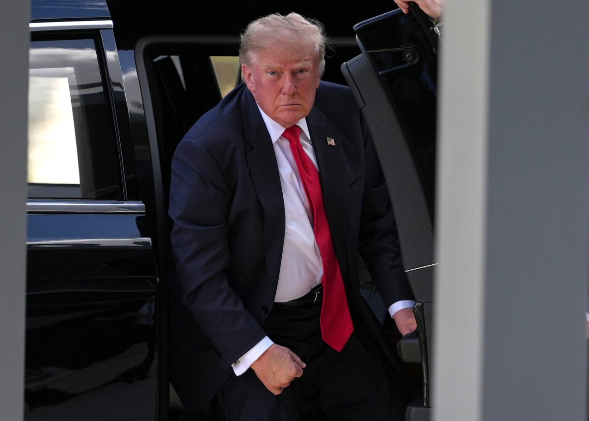 El presidente Donald Trump sale de su vehículo al llegar a la Oficina del Supervisor de Elecciones del Condado de Palm Beach. | AP