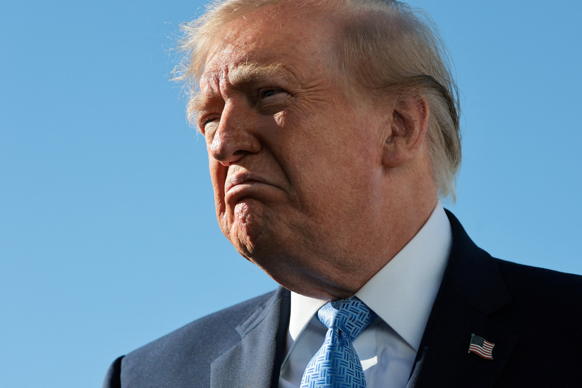 El presidente de Estados Unidos, Donald Trump, reacciona mientras habla con los periodistas antes de abordar el Air Force One. | Reuters
