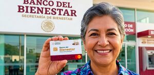 Una mujer de la tercera edad frente a un banco del bienestar.