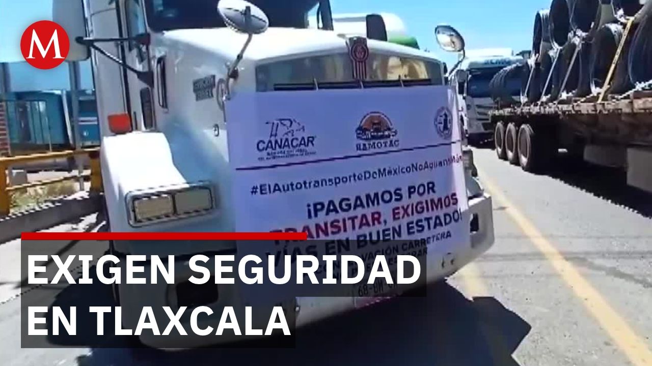 Transportistas bloquean carreteras de Tlaxcala y exigen fin a extorsiones