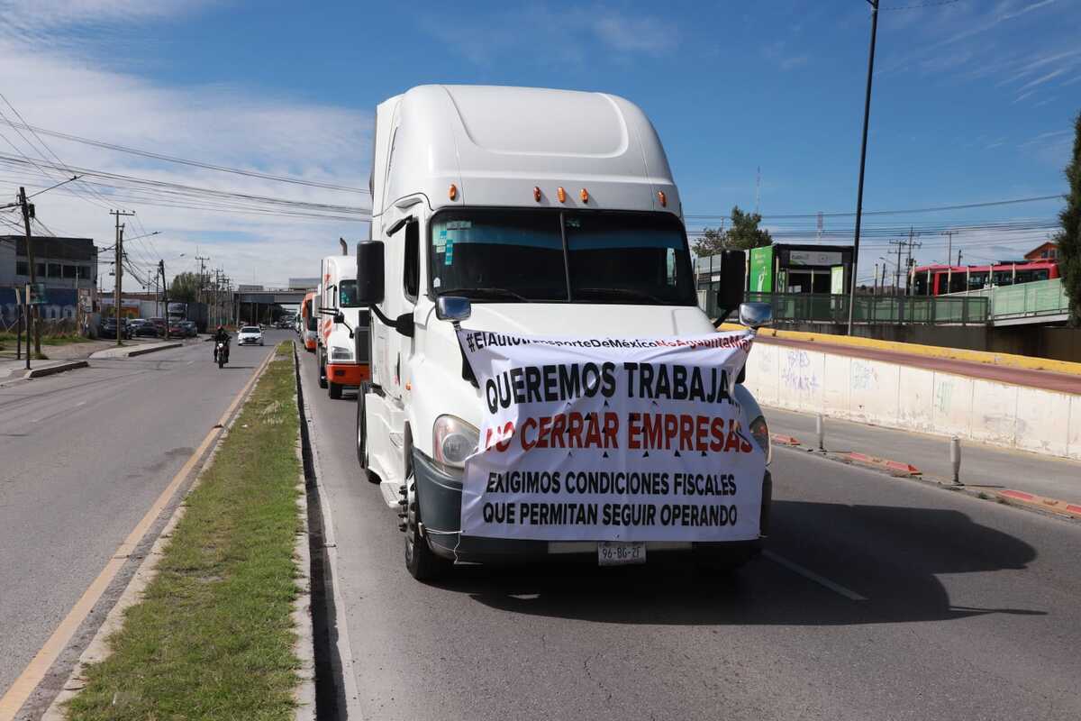 Transportistas de la Canacar realizan una caravana sobre la México-Pachuca. (Jorge Sánchez)