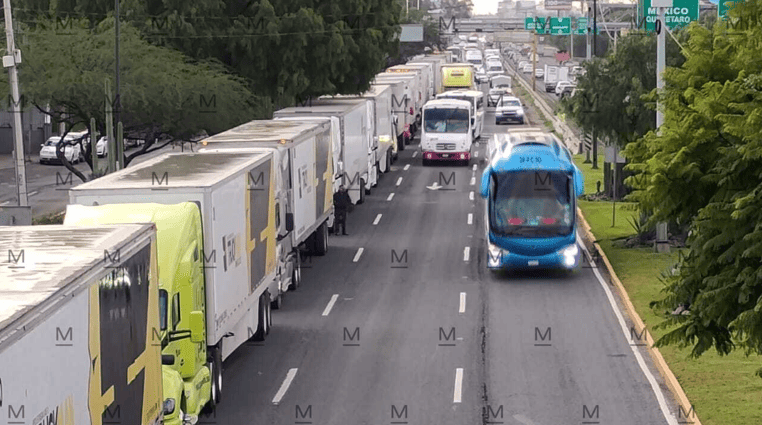 Transportistas protestan en la León-Silao.  | Dany Béjar