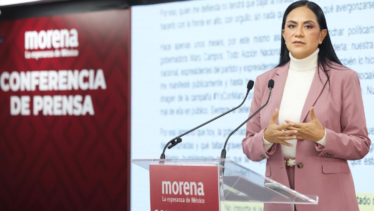 Ariadna Montiel encabeza conferencia de prensa de Morena este 27 de octubre 2026. | Foto: Especial