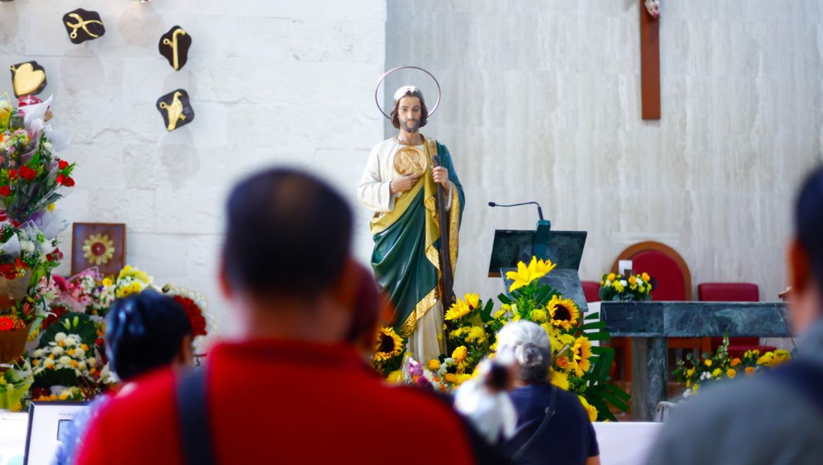 Creyentes acuden al santuario ubicado en el Centro de Monterrey. Jorge López