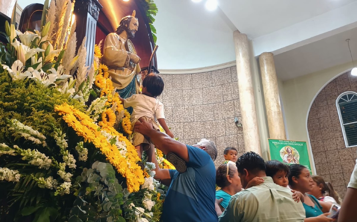 ¡A cumplir las mandas! Fieles celebran a San Judas Tadeo en Tampico. | Foto: Sergio Sánchez